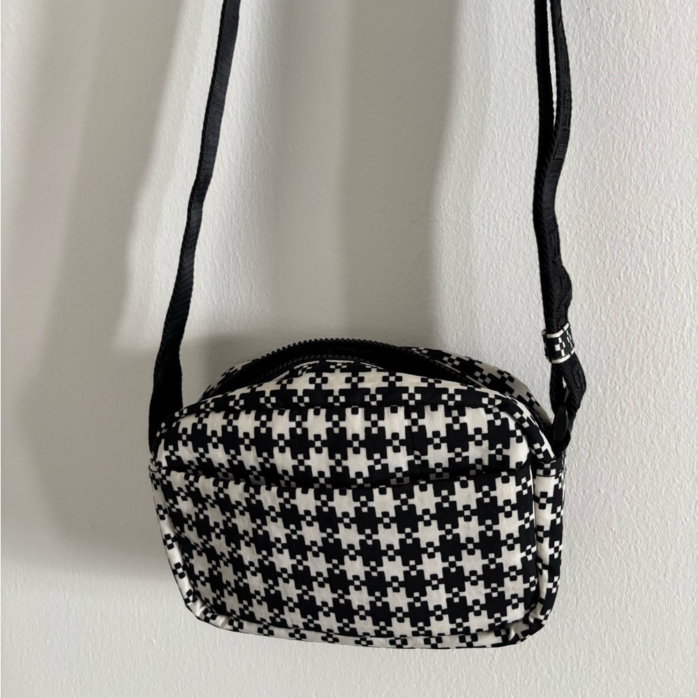 Baggu Houndstooth Patterned Crossbody Camera Bag - image 2